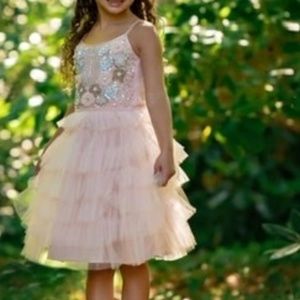 The most beautiful dress, fit my daughter when she was 5 and 6.  It’s a size 4